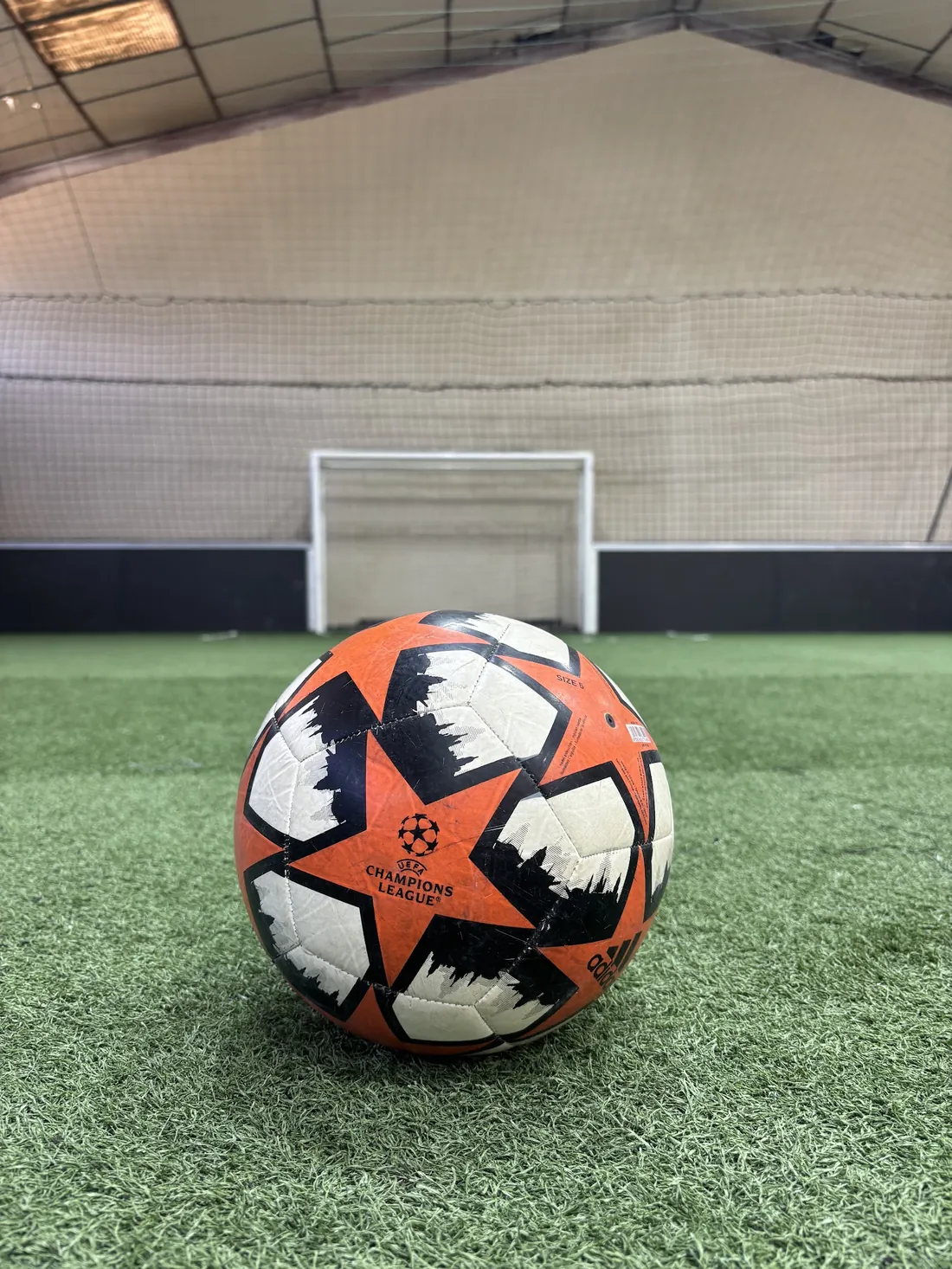 Ballon sur la pelouse synthétique, face au but