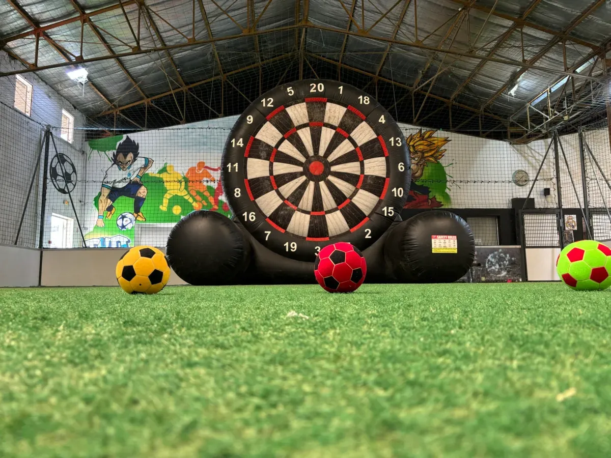 Cible gonflable géante de dart foot avec ballons scratch
