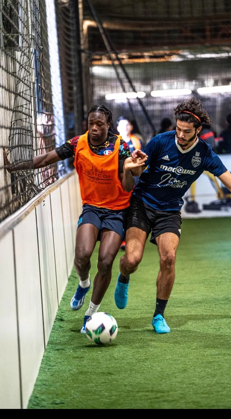 Deux joueurs au duel pour le ballon