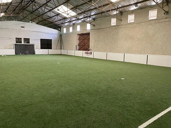 Le grand hall du complexe et son terrain indoor