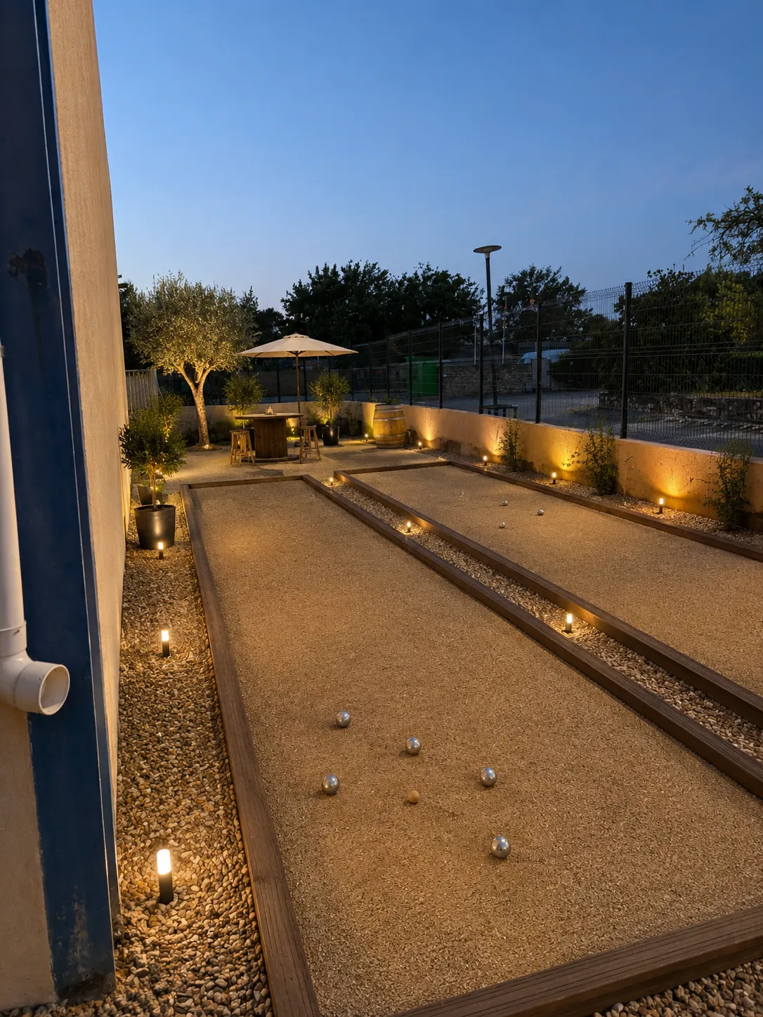 Terrain de pétanque éclairé à la tombée de la nuit