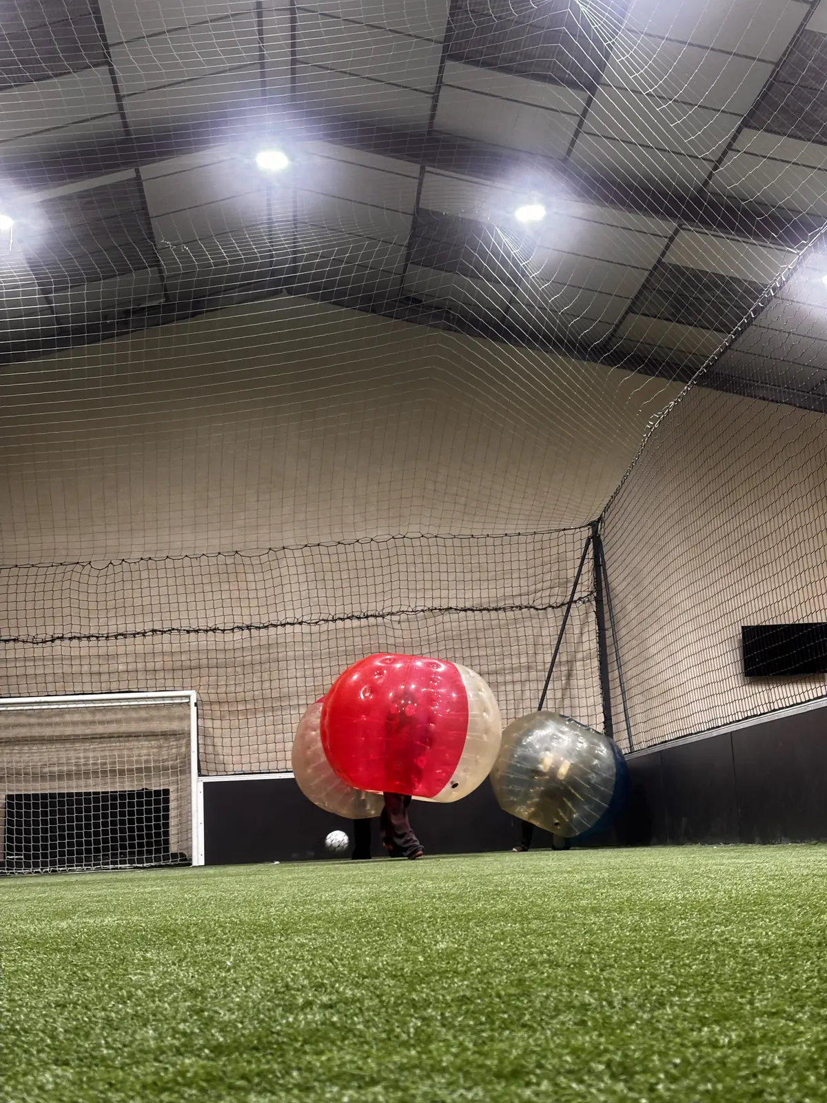 Duel de bulles devant les filets du terrain
